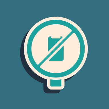 Yeşil. Yeşil arkaplanda cep telefonu simgesi yok. Konuşmak ve işaret vermek yok. Hücre yasağı. Uzun gölge tarzı. Vektör