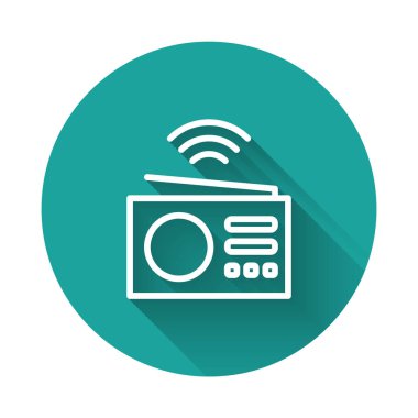 Beyaz çizgi Akıllı radyo sistemi simgesi uzun gölgeli izole edildi. İnternet kavramının kablosuz bağlantısı. Yeşil daire düğmesi. Vektör.