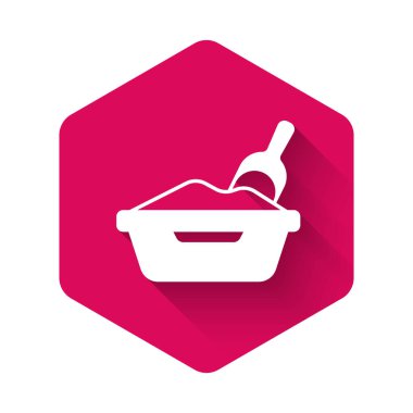 Uzun gölge arkaplan izole edilmiş kürek ikonu olan beyaz kedi kumu tepsisi. Kürekli kum havuzu kedisi. Pembe altıgen düğmesi. Vektör