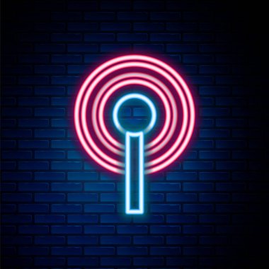 Parlayan neon hattı anten simgesi tuğla duvar arka planında izole edildi. Radyo anteni kablosuz. Teknoloji ve ağ sinyali radyo anteni. Renkli taslak konsepti. Vektör