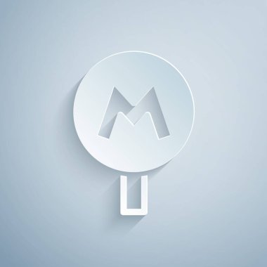 Kağıt kesiği Metro veya Metro veya Metro simgesi gri arkaplanda izole edildi. Kağıt sanatı tarzı. Vektör.