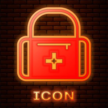 Parlayan neon rengi ilk yardım seti simgesi tuğla duvar arkasında izole edildi. Haçlı sağlık kutusu. Acil durumlar için tıbbi ekipman. Sağlık sigortası konsepti. Vektör.