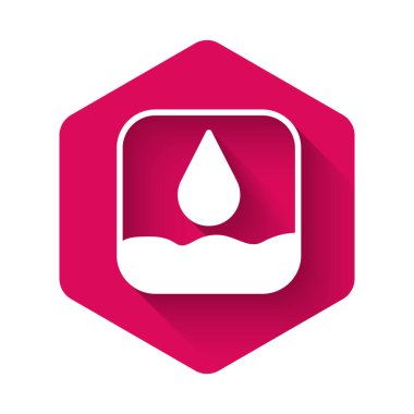 Beyaz su damlası simgesi uzun gölge arkaplan izole. Pembe altıgen düğmesi. Vektör