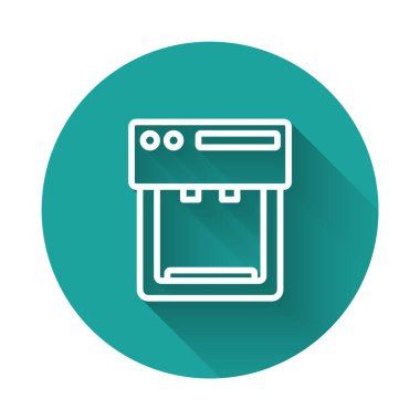 Beyaz çizgi kahve makinesi ikonu uzun gölgeli izole edilmiş. Yeşil daire düğmesi. Vektör.