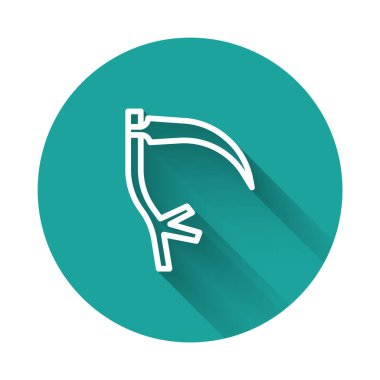 Beyaz çizgi Scythe simgesi uzun gölge arkaplanı ile izole edildi. Mutlu Cadılar Bayramı Partisi. Yeşil daire düğmesi. Vektör