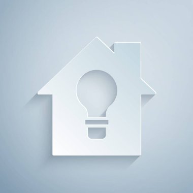 Kağıt kesiği Akıllı ev ve ampul simgesi gri arkaplanda izole edilmiş. Kağıt sanatı tarzı. Vektör