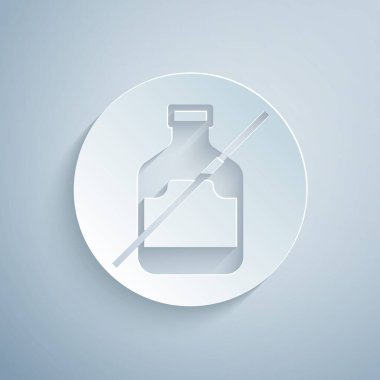 Kağıt kesiği. Gri arka planda alkol ikonu yok. Alkol içmeyi yasaklıyorum. Bira şişesi camlı yasak sembol. Kağıt sanatı tarzı. Vektör