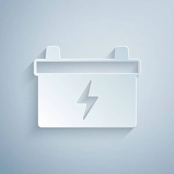 紙カットグレーの背景に隔離された車のバッテリーアイコン 蓄電池のエネルギー電力と電気蓄電池 紙のアートスタイル ベクトル — ストックベクタ