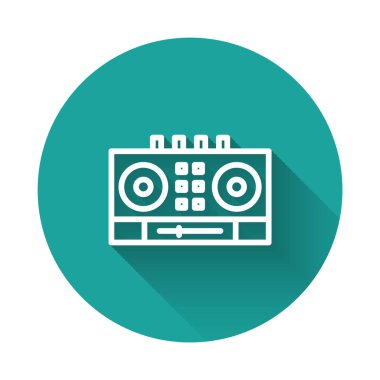 Müzik simgesini çalmak ve karıştırmak için beyaz çizgi DJ uzaktan kumandası uzun gölgeyle izole edilmiş. DJ karıştırıcı, vinil çalar ve uzaktan kumandayla tamamlandı. Yeşil daire düğmesi. Vektör.