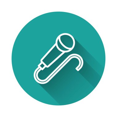 Beyaz çizgi mikrofon simgesi uzun gölge arkaplanı ile izole edildi. Radyodaki mikrofondan. Sözcü işareti. Yeşil daire düğmesi. Vektör