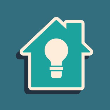 Yeşil akıllı ev ve ampul ikonu yeşil arka planda izole edildi. Uzun gölge tarzı. Vektör