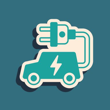 Yeşil elektrikli araba ve elektrik kablosu şarj ikonu yeşil arka planda izole edildi. Yenilenebilir ekolojik teknolojiler. Uzun gölge tarzı. Vektör