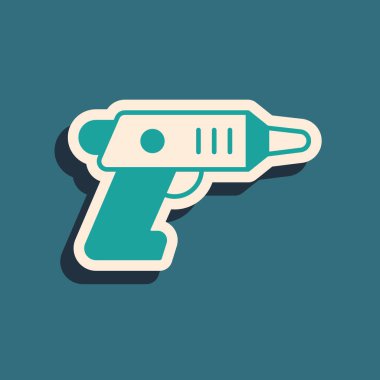 Yeşil Elektrik kablosuz tornavida simgesi yeşil arkaplanda izole edildi. Elektrikli matkap. Tamir aleti. Uzun gölge tarzı. Vektör