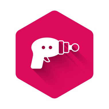 Beyaz ışın tabancası ikonu uzun gölge arkaplanı ile izole edildi. Lazer silahı. Uzay silahı. Pembe altıgen düğmesi. Vektör