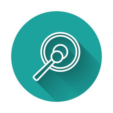 Beyaz çizgi Gong müzik perküsyon enstrümanı dairesel metal disk ve uzun gölge arkaplan izole çekiç ikonu. Yeşil daire düğmesi. Vektör