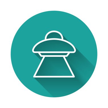 Beyaz çizgi UFO uçan uzay gemisi simgesi uzun gölge arkaplan izole. Uçan daire. Uzaylı uzay gemisi. Gelecekteki bilinmeyen uçan nesne. Yeşil daire düğmesi. Vektör