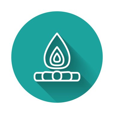 Beyaz çizgi kamp ateşi ikonu uzun gölge arkaplan izole. Odunla yanan şenlik ateşi. Yeşil daire düğmesi. Vektör