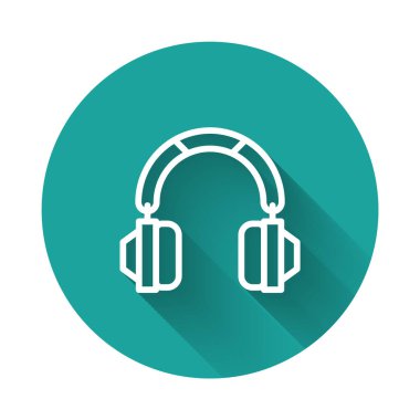 Beyaz çizgi kulaklık simgesi uzun gölge arkaplanı ile izole edildi. Kulaklıklar. Müzik, hizmet, iletişim ve operatör konsepti. Yeşil daire düğmesi. Vektör