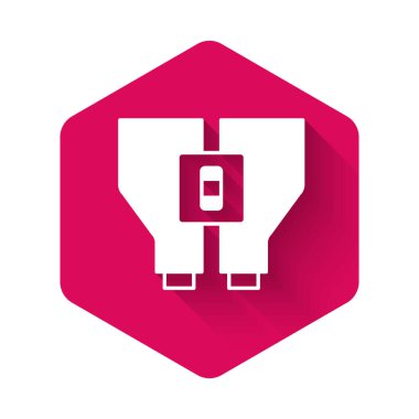 Uzun gölgeli beyaz dürbün simgesi izole edildi. Yazılım işareti bul. Casus ekipman sembolü. Pembe altıgen düğmesi. Vektör