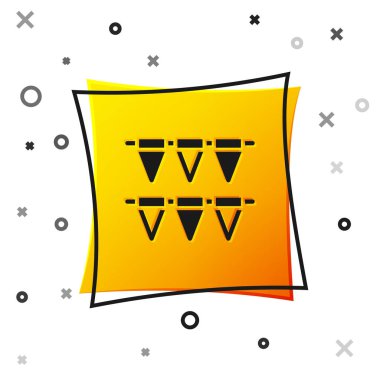 Beyaz arka planda izole edilmiş siyah karnaval çelengi. Doğum günü kutlaması için parti flamaları, festival dekorasyonu. Sarı kare düğme. Vektör