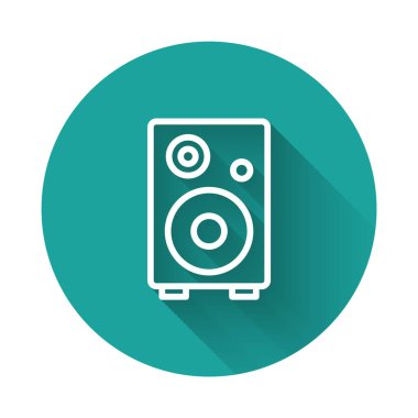 Beyaz çizgi Stereo hoparlör simgesi uzun gölge arkaplanı ile izole edildi. Ses sistemi hoparlörleri. Müzik ikonu. Müzikal sütun hoparlörü. Yeşil daire düğmesi. Vektör
