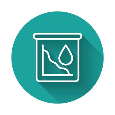 Beyaz çizgi, ham petrol fiyat simgesinde uzun gölgeli izole edilmiş bir şekilde düşer. Petrol endüstrisi krizi konsepti. Yeşil daire düğmesi. Vektör