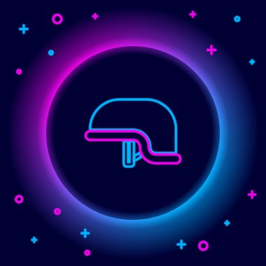 Parlayan neon hattı askeri miğfer simgesi siyah arka planda izole edildi. Ordu şapkasının savunma ve koruma sembolü. Koruyucu şapka. Renkli taslak konsepti. Vektör