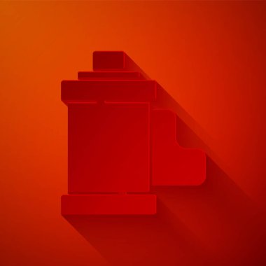 Kağıt kesiği, kamera eski film rulo kartuş simgesi kırmızı arkaplanda izole edilmiş. 35 mm 'lik film kutusu. Film şeridi fotoğrafçı ekipmanı. Kağıt sanatı tarzı. Vektör.