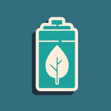 Yeşil çevre yaprağı ve pil ikonu yeşil arka planda izole edildi. Enerji, ekoloji tasarruf kavramına dayanır. Uzun gölge tarzı. Vektör.