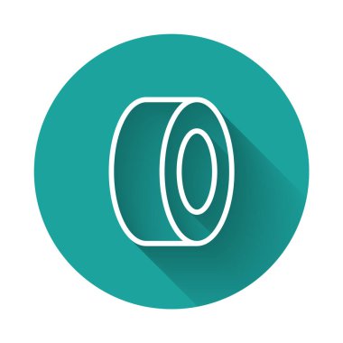 Beyaz çizgi araba lastik ikonu uzun gölgeli izole edilmiş. Yeşil daire düğmesi. Vektör.