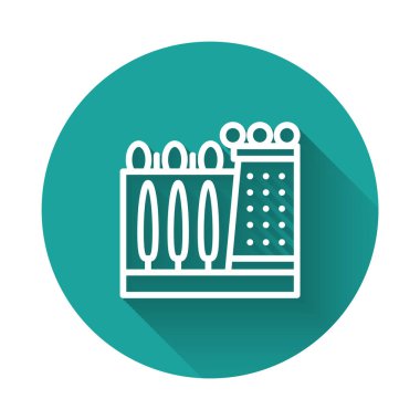 İspanya 'nın Figueres kentindeki beyaz çizgi Salvador Dali müzesi uzun gölgeli izole edilmiş. Yeşil daire düğmesi. Vektör.