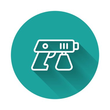 Beyaz çizgi boyalı sprey tabanca ikonu uzun gölge arkaplanı ile izole edilmiş. Yeşil daire düğmesi. Vektör