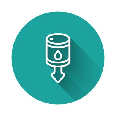 Beyaz çizgi, ham petrol fiyat simgesinde uzun gölgeli izole edilmiş bir şekilde düşer. Petrol endüstrisi krizi konsepti. Yeşil daire düğmesi. Vektör