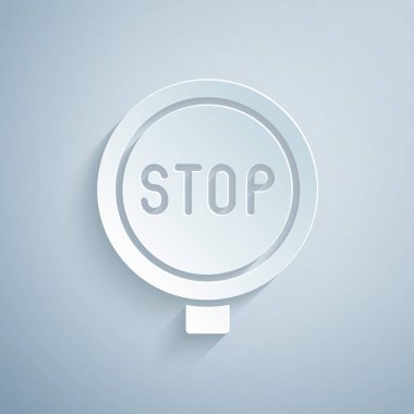 Gri arkaplanda kağıt kesiği dur işareti simgesi izole edildi. Trafik yönetmeliklerine göre dur işareti. Kağıt sanatı tarzı. Vektör