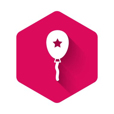 Uzun gölge arkaplan izole edilmiş kurdele ikonu olan beyaz balon. Pembe altıgen düğmesi. Vektör