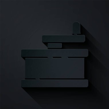 Kağıt kesiği Manuel öğütücü simgesi siyah arkaplanda izole edildi. Kağıt sanatı tarzı. Vektör İllüstrasyonu.