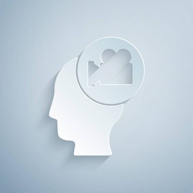 Gri arkaplanda kamera simgesi olan kağıt kesiği kafa. Video kamera. Film tabelası. Film projektörü. Kağıt sanatı tarzı. Vektör.