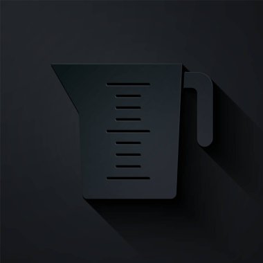 Kağıt kesiği, siyah zemin üzerinde izole edilmiş kuru ve sıvı yiyecek ikonunu ölçmek için ölçü kabı. Plastik şişenin sapı var. Kağıt sanatı tarzı. Vektör.