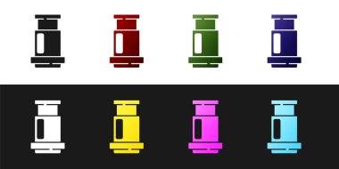 Siyah beyaz arkaplanda Aeropress kahve metodu simgesini ayır. Kahve demlemek için bir cihaz. Vektör.