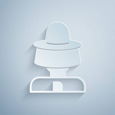 Kağıt kesiği Arıcı, gri arka planda izole edilmiş şapka ikonu ile korunuyor. Özel koruyucu üniforma. Kağıt sanatı tarzı. Vektör