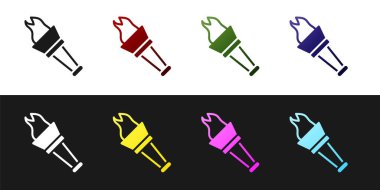 Meşale alev simgesini siyah beyaz arkaplanda izole et. Sembol ateşi sıcak, alev gücü, alev ve ısı. Vektör