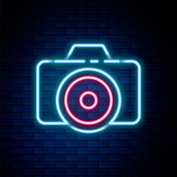 ネオンラインの輝きレンガの壁の背景に隔離された写真カメラのアイコン カメラのアイコン カラフルなアウトラインコンセプト ベクトル — ストックベクタ