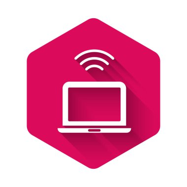 Beyaz kablosuz dizüstü bilgisayar simgesi uzun gölgeyle izole edildi. İnternet kavramının kablosuz bağlantısı. Pembe altıgen düğmesi. Vektör.