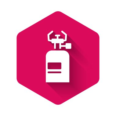 Uzun gölgeli beyaz kamp gaz sobası ikonu. Taşınabilir gaz ocağı. Yürüyüş, kamp malzemeleri. Pembe altıgen düğmesi. Vektör.