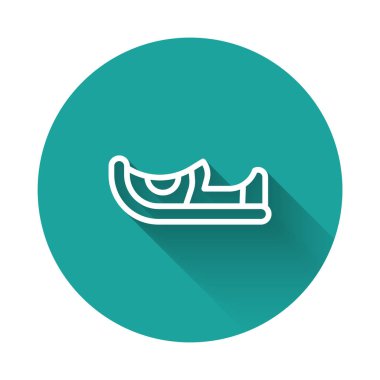 Beyaz çizgi geleneksel Kızılderili ayakkabı ikonu uzun gölgeli izole edilmiş. Yeşil daire düğmesi. Vektör.
