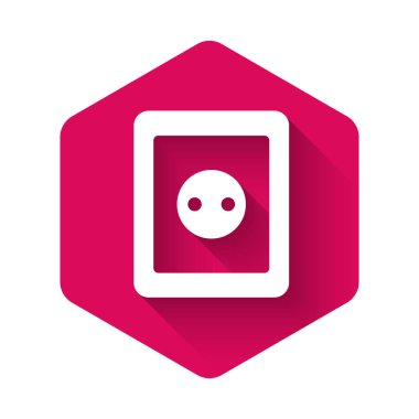 Beyaz Elektrik çıkış simgesi uzun gölgeli izole edilmiş. Elektrik prizi. Rosette sembolü. Pembe altıgen düğmesi. Vektör.