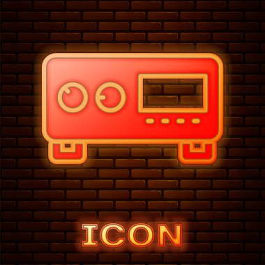 Parlayan neon gitar amplifikatörü simgesi tuğla duvar arka planında izole edildi. Müzik aleti. Vektör.