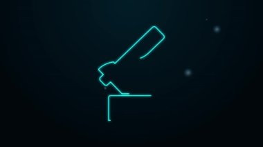 Parlayan neon hattı tahta balta ikonu siyah arkaplanda izole edildi. Oduncu baltası. 4K Video hareketli grafik canlandırması