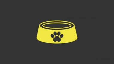 Gri arka planda izole edilmiş kedi ya da köpek ikonu için sarı evcil hayvan yemek kasesi. Köpek ya da kedi pençesi izi. 4K Video hareketli grafik canlandırması