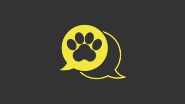 Sarı Paw yazdırma simgesi gri arkaplanda izole edildi. Köpek ya da kedi pençesi izi. Hayvan izleri. 4K Video hareketli grafik canlandırması